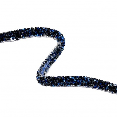 Colar ou cordão azul e preto com textura facetada