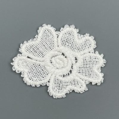 Aplicação de renda branca em forma de flor