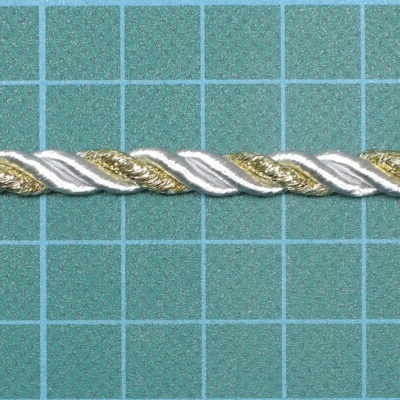 Corda trançada dourada e prateada sobre fundo quadriculado verde