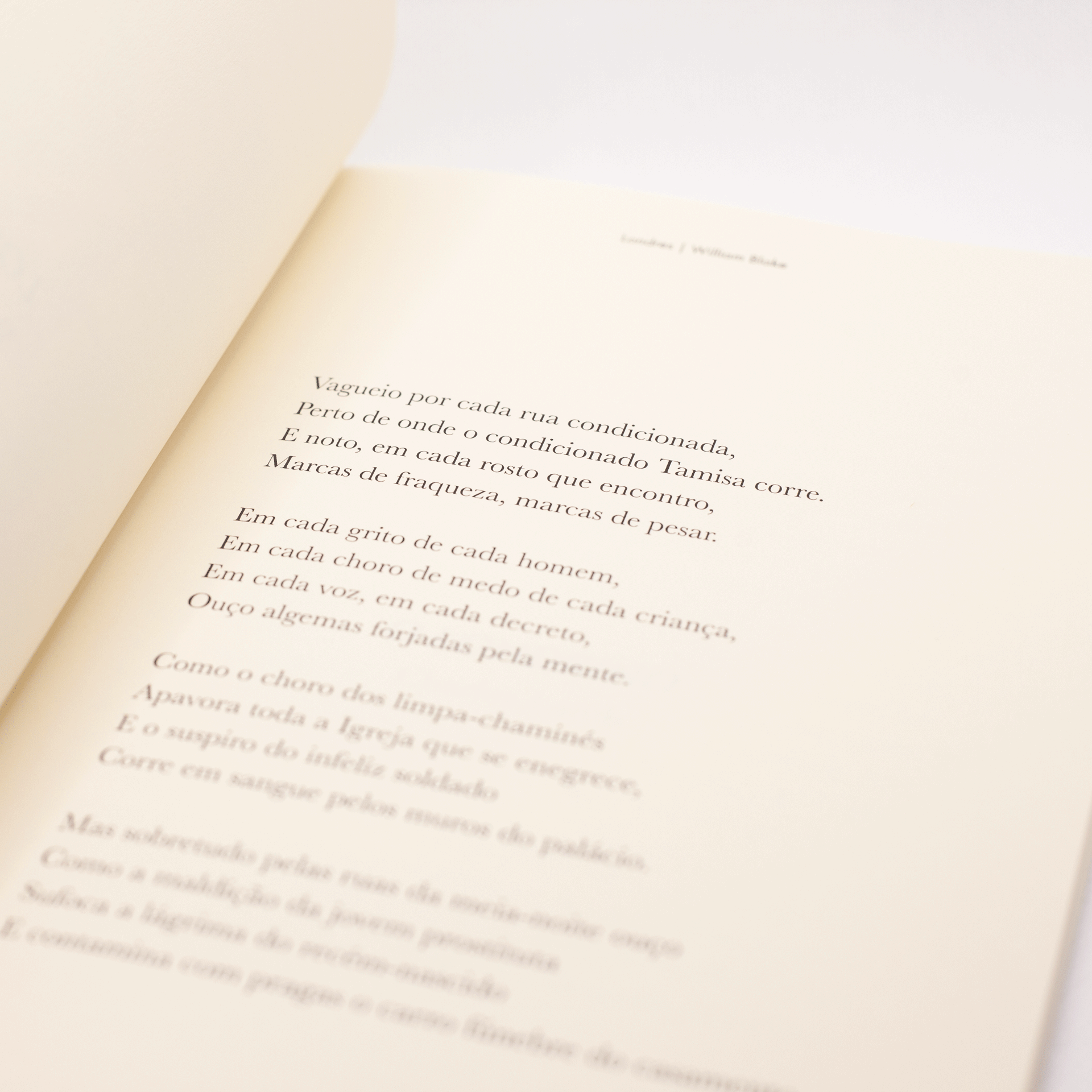 Londres Livro aberto com texto impresso em português em papel creme.