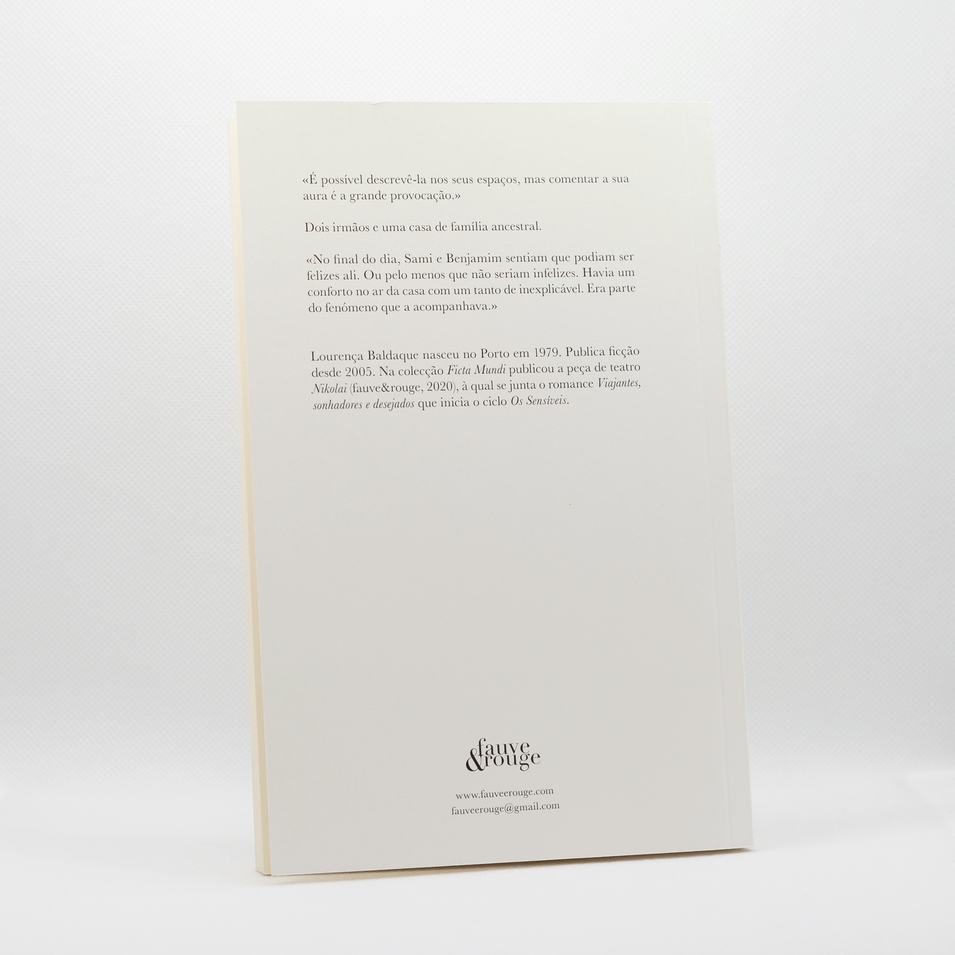 Os Sensíveis – Viajantes, sonhadores e desejados Livro branco com texto na contracapa em português