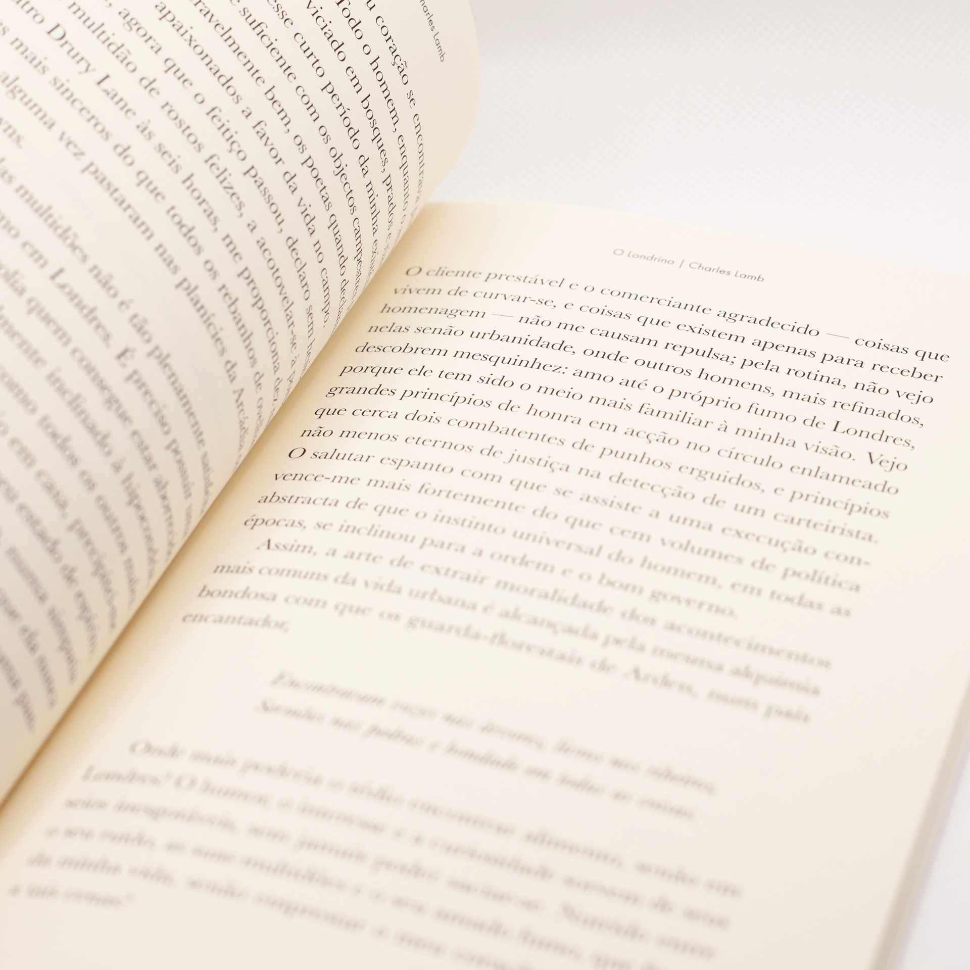Londres Livro aberto com texto em português e título O Londrino | Charles Lamb