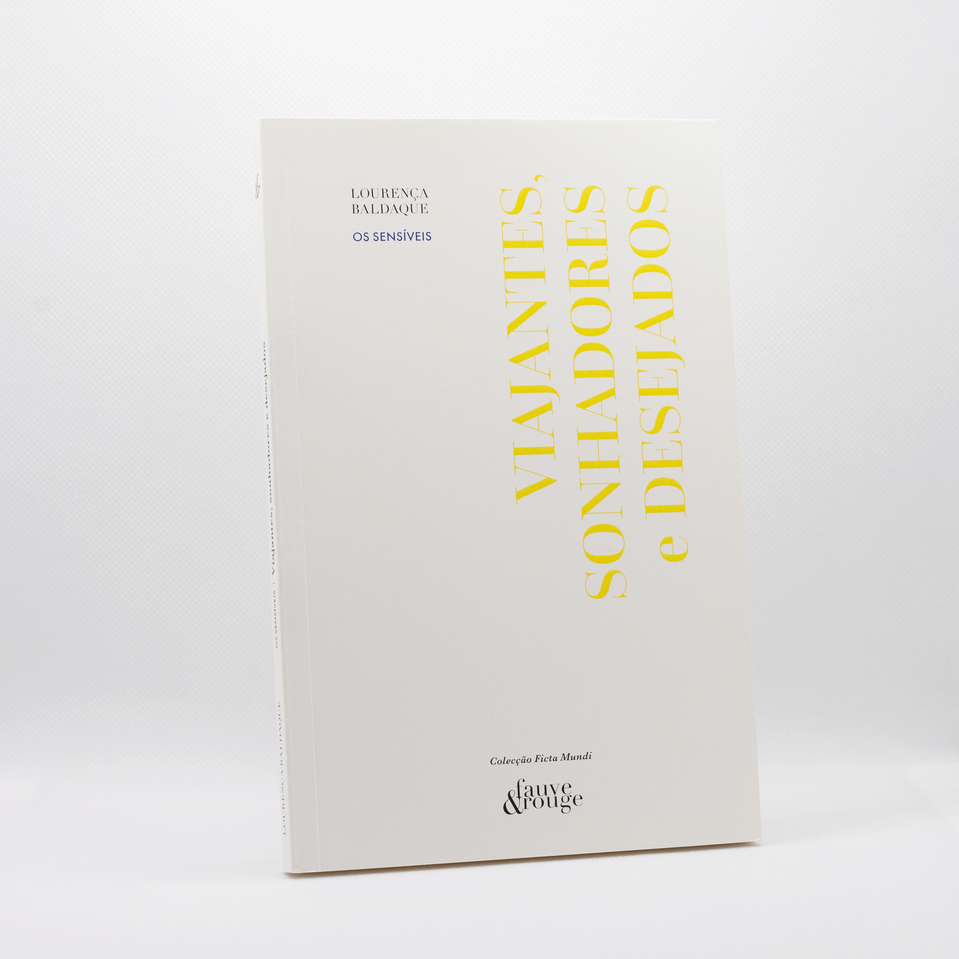 Os Sensíveis – Viajantes, sonhadores e desejados Livro branco com título amarelo e texto preto em fundo branco