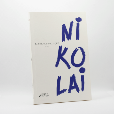 Capa de livro branca com o título NIKOLAI em letras grandes azuis e texto adicional em preto.