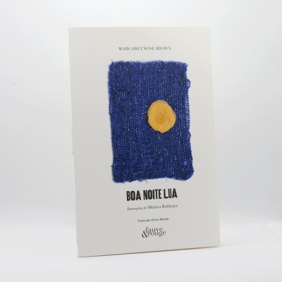 Capa do livro Boa Noite Lua com ilustração de tecido azul e círculo amarelo