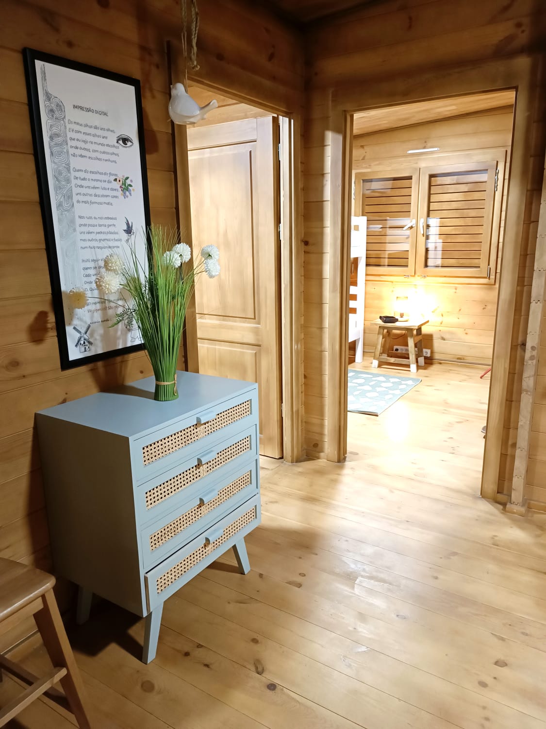 Gift Voucher - Fun Glamping Natura | 2 Noites Móvel azul claro com gavetas em palhinha em ambiente interior em madeira