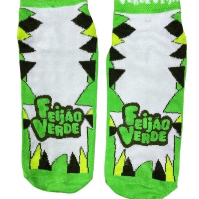 Par de meias verdes e brancas com texto e padrão colorido