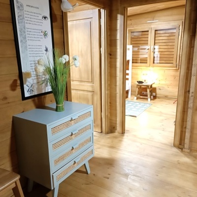 Móvel azul claro com gavetas em palhinha em ambiente interior em madeira