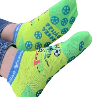 Meias verdes com desenhos de futebol e texto Leilão Verde
