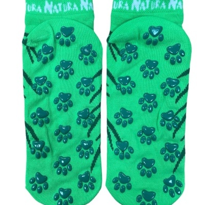 Meias verdes com estampado de patas e texto NATURA na borda