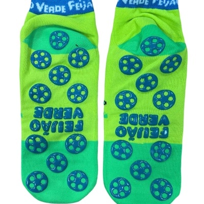 Par de meias antiderrapantes verde e azul com texto e padrões circulares.
