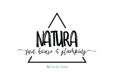 Logótipo NATURA sun house & glamping By Feijão Verde com triângulo preto sobre fundo branco