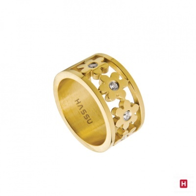 Anel dourado com padrão floral e pedras brilhantes, com gravação HASU