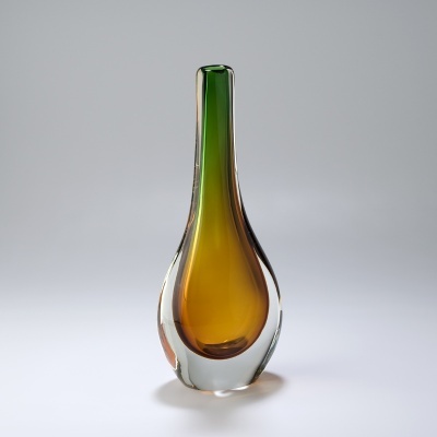 Vaso de vidro alongado com cores verde e âmbar