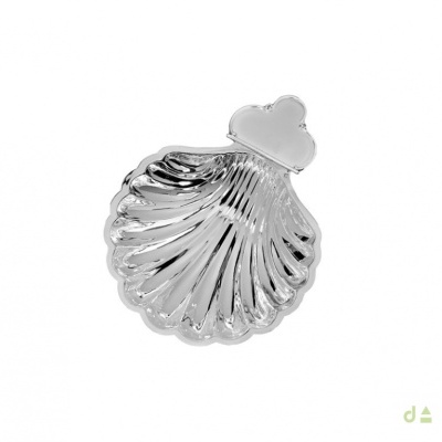 Concha decorativa metálica prateada brilhante com textura detalhada