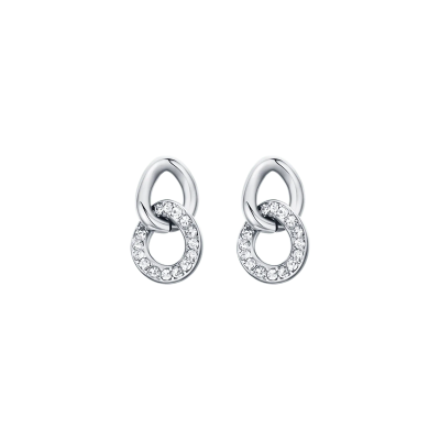 Brincos prateados com dois elos, um cravejado de pedras, sobre fundo preto