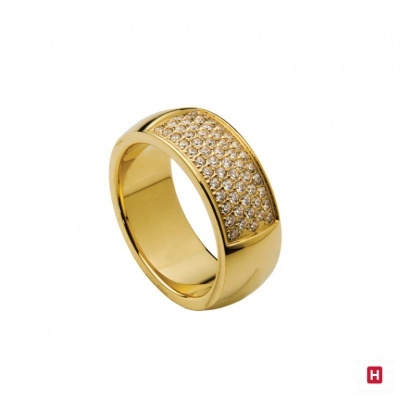 Anel dourado largos com pedras brilhantes cravejadas