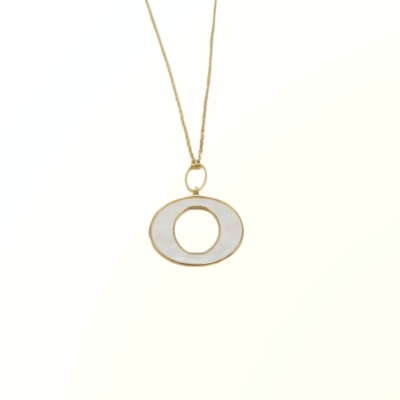 Colar com pendente oval dourado e branco em fundo branco