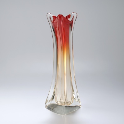 Vaso de vidro alto com gradiente de cores vermelho para amarelo