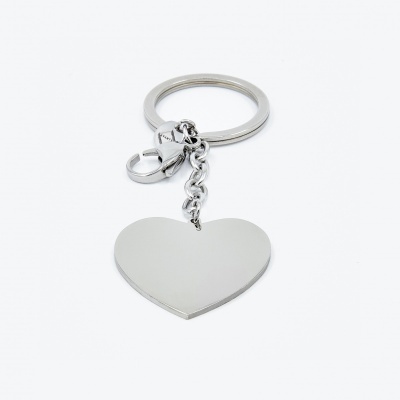 Chaveiro em metal prateado com forma de coração liso.