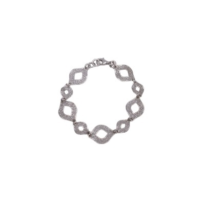 Pulseira prateada com elos em forma de losango sobre fundo branco