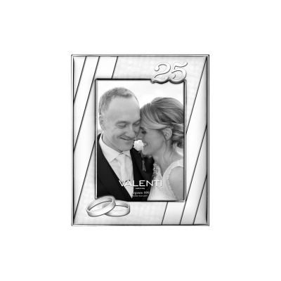 Moldura metálica prateada com padrão em relevo e gravação 25, contém foto de casal preto e branco e duas alianças metálicas