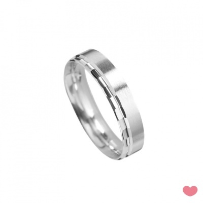 Anel prateado com acabamento fosco e padrão segmentado