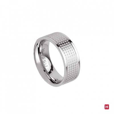 Anel prateado com textura quadriculada