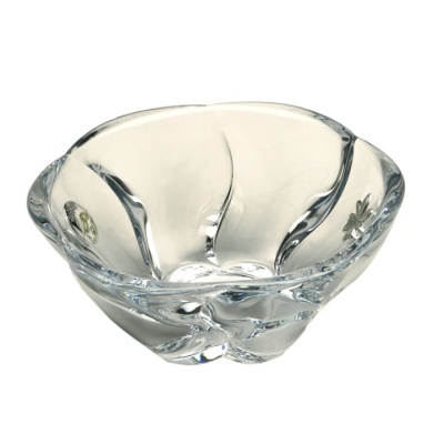 Tigela de vidro transparente com acabamento ondulado