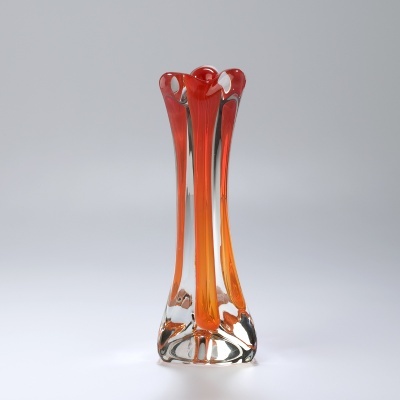 Vaso alto de vidro transparente com detalhes laranja e vermelho