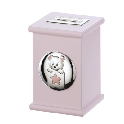 Cofre em madeira cor-de-rosa com decoração metálica de urso e estrela, e fenda para moedas no topo