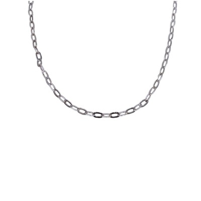 Colar de corrente prateada com elos pequenos e médios