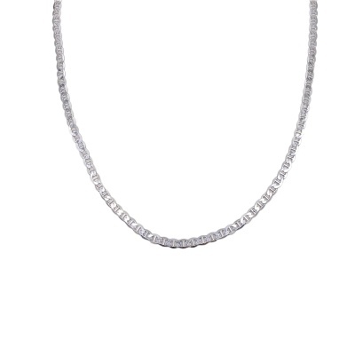 Colar prateado com elos quadrados interligados