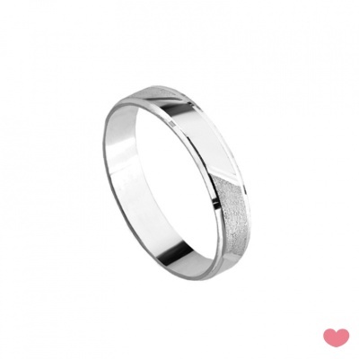 Aliança de prata com acabamento liso e texturizado alternado