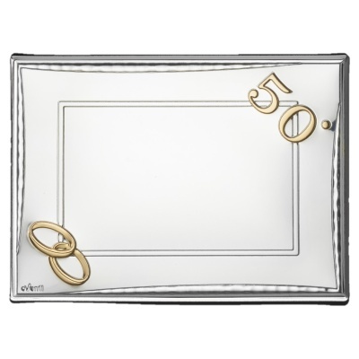 Moldura retangular prateada com números 50 dourados e dois anéis dourados