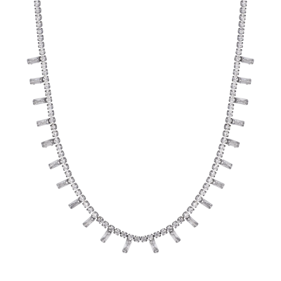 Colar prateado com pedras transparentes e pequenos pendentes retangulares.