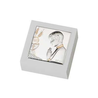 caixa decorativa branca com placa em metal de menino a rezar e motivos religiosos dourados