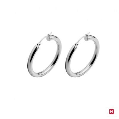 Brincos argola prateados em fundo branco