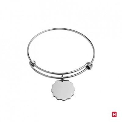 Pulseira prateada rígida com pendente em forma de flor sobre fundo branco