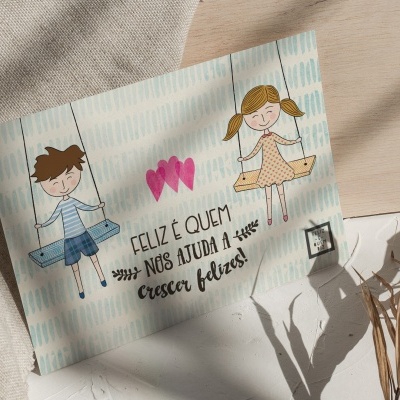 Cartão com ilustração de crianças em baloiço e texto em português sobre tecido e madeira