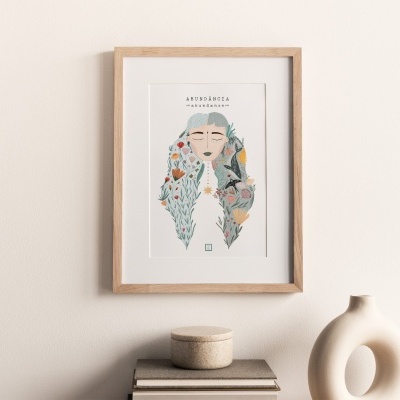 Quadro ilustrativo de mulher com cabelo azul e flores numa moldura de madeira clara