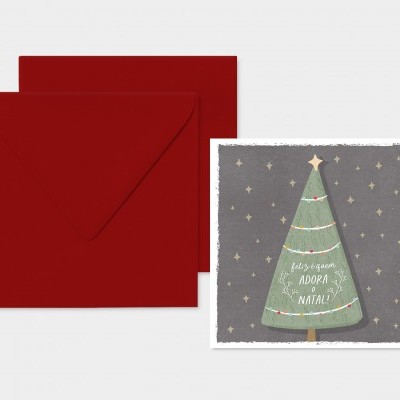 Cartão de Natal com árvore verde e envelope vermelho