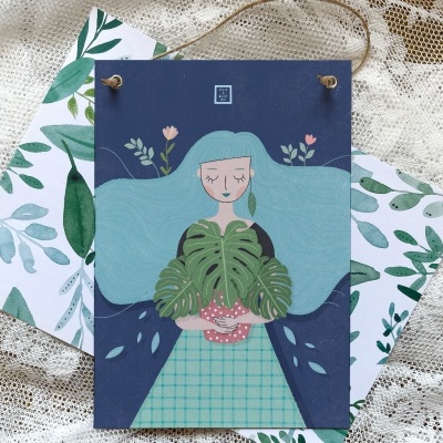 Cartões decorativos com plantas e figura feminina sobre tecido rendado