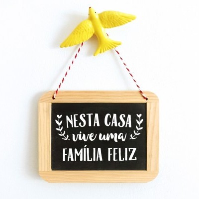 Placa decorativa com texto em português e pássaro amarelo