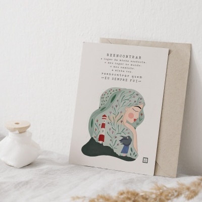 Postal com ilustração de mulher e texto motivacional em português
