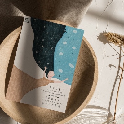 Cartão com ilustração abstrata e texto em prato de madeira ao lado de planta seca