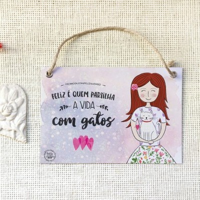 Placa decorativa lilás com mulher ruiva e gato branco e coração branco decorativo