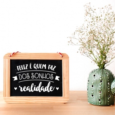 Mini quadro negro com mensagem motivacional e vaso cerâmico de cacto com flores