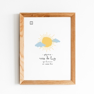 quadro decorativo com sol amarelo, nuvens azuis e texto manuscrito em moldura de madeira clara