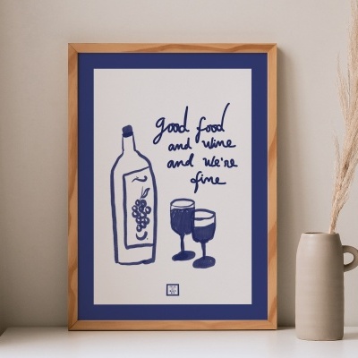 Pôster decorativo com garrafa de vinho e taças ao lado de vaso e planta seca